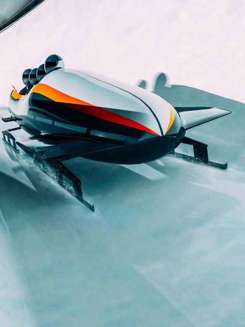 Olympia: ein Bob-Fahrzeug in einer Bahn, Kollage