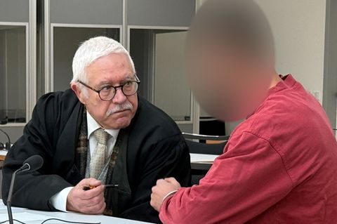 Der angeklagte Mann (rechts) spricht mit seinem Verteidiger. Foto: Martin Oversohl/dpa