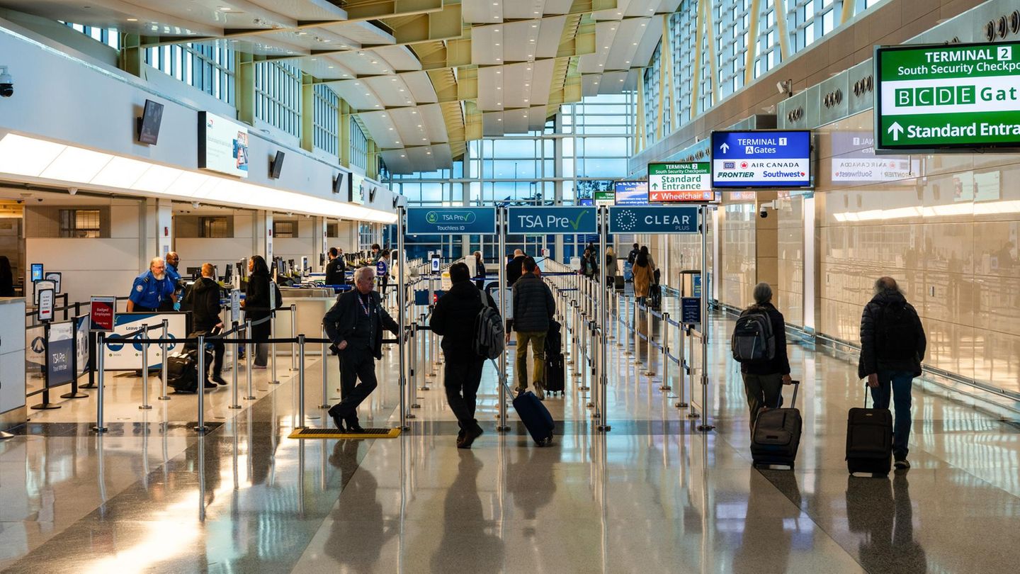 Einreiseregeln: Mäßig  besuchte Flughafenhalle in den USA