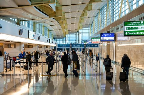 Einreiseregeln: Mäßig  besuchte Flughafenhalle in den USA