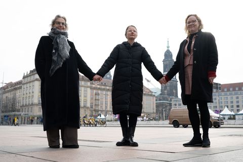 Ursula Staudinger, Rektorin der TU Dresden (links), ist Versammlungsleiterin der Menschenkette zum Jahrestag der Zerstörung Dres
