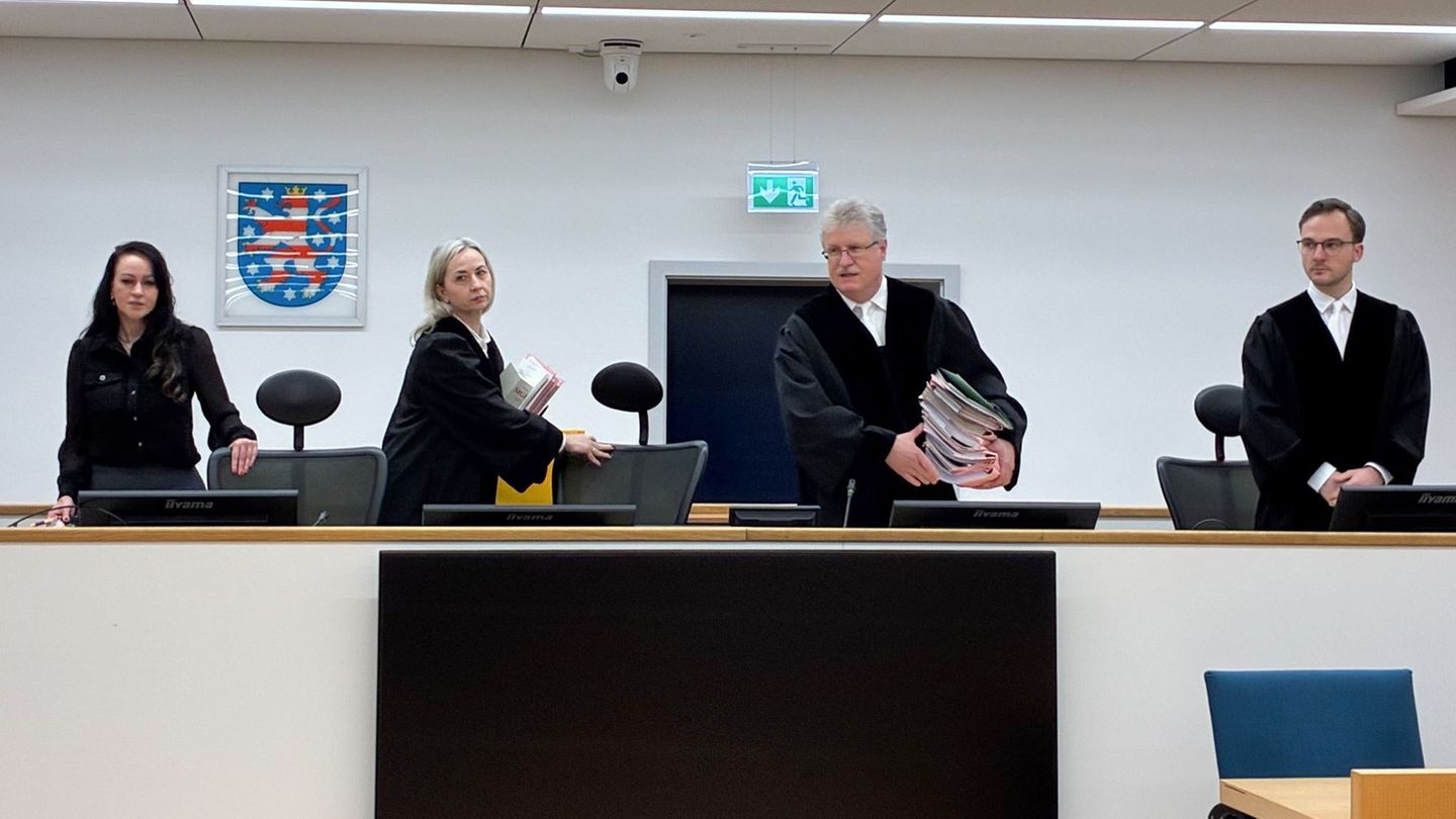 Die Kammer unter Vorsitz von Richter Peter Andres (2.v.r.) am Landgericht Erfurt verurteilte die fünf Angeklagten zu Bewährungss