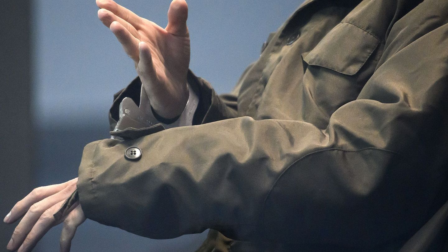 Blick auf die Hände des Todesfahrers vom Magdeburger Weihnachtsmarkt während des Prozesstags. Foto: Klaus-Dietmar Gabbert/dpa