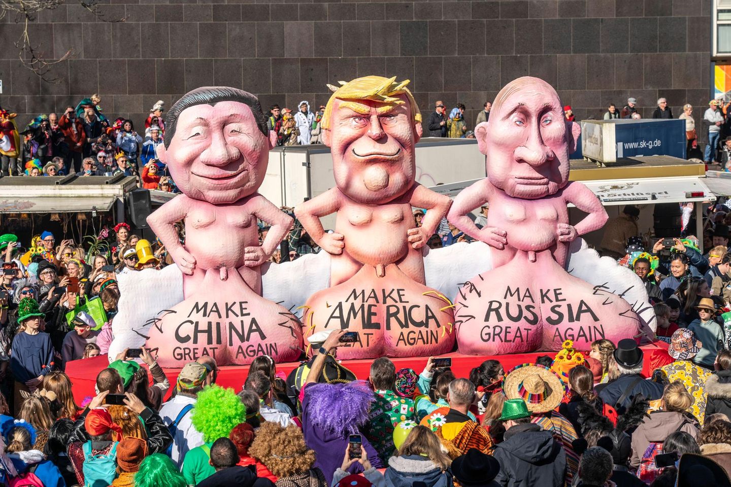 Jacques Tillys Karnevalswagen mit Xi, Trump und Putin