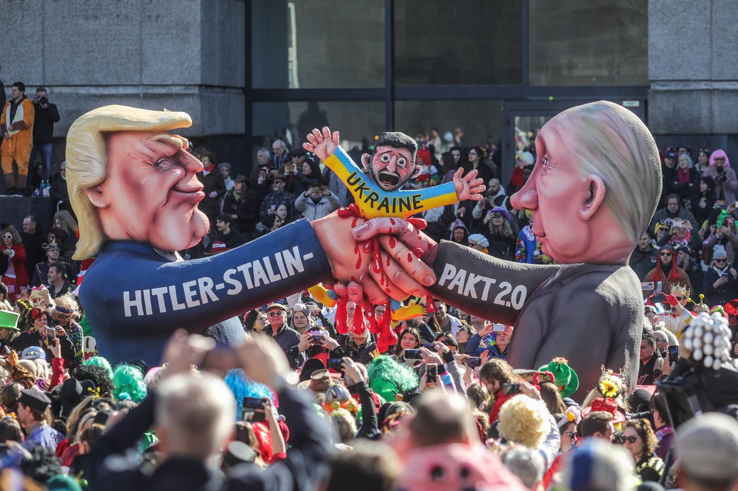 Jacques Tillys Karnevalswagen mit Donald Trump und WladimirPutin