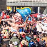 Elon Musk mit Napoleon-Komplex  Jacques Tillys Spott gilt nicht nur den Großen der Weltpolitik – er hat auch islamistische Terroristen, Israels Palästina-Politik und die Hamas sowie den türkischen Staatschef Recep Tayyip Erdoğan aufs Korn genommen. Sogar überkritische Wokeness-Jünger hat er persifliert, als gigantisches Auge, das Kunst und Satire überwacht und cancelt.  Hier hat er es auf Elon Musk abgesehen. Der Wagen ist ein gutes Beispiel für die Liebe zum Detail, mit der er seine Karikaturen ausstattet: vom Hut mit der Aufschrift „Napo-Elon“, über das „X“-Megafon und die AfD-Windel bis hin zum Krankenpfleger, der mit einer Zwangsjacke hinter Musk her rennt.