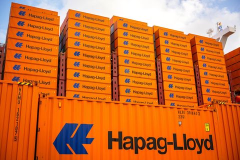 Die Containerreederei Hapag-Lloyd hat vergangenes Jahr mehr Container transportiert als 2024. Foto: Sina Schuldt/dpa