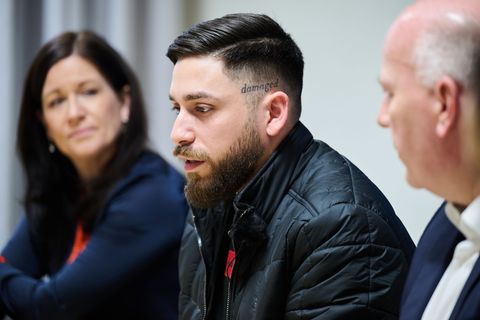 Can Sürücü (M), will an seine am 7. Februar 2005 ermordete Mutter Hatun Sürücü erinnern. Foto: Annette Riedl/dpa