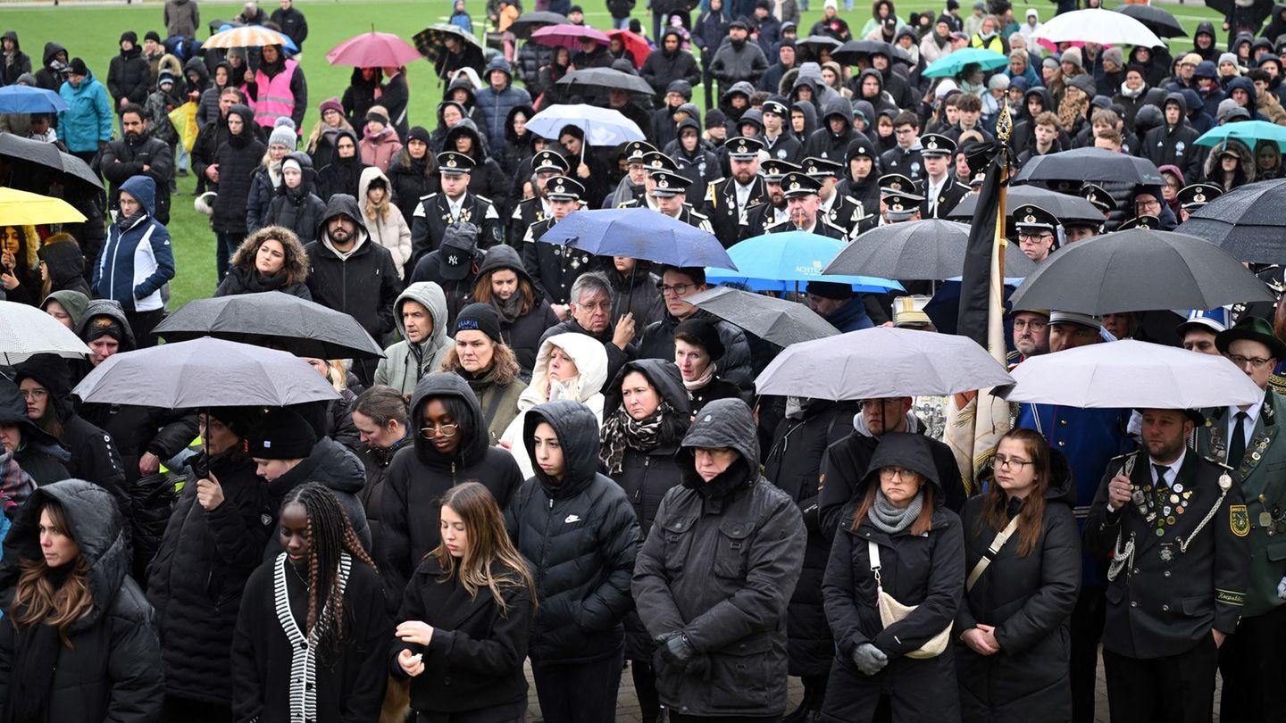 Viele Menschen nehmen an der Trauerfeier teil. (Archivbild) Foto: Federico Gambarini/dpa