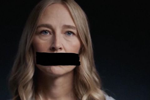 Epstein-Opfer mit geschwärztem Mund