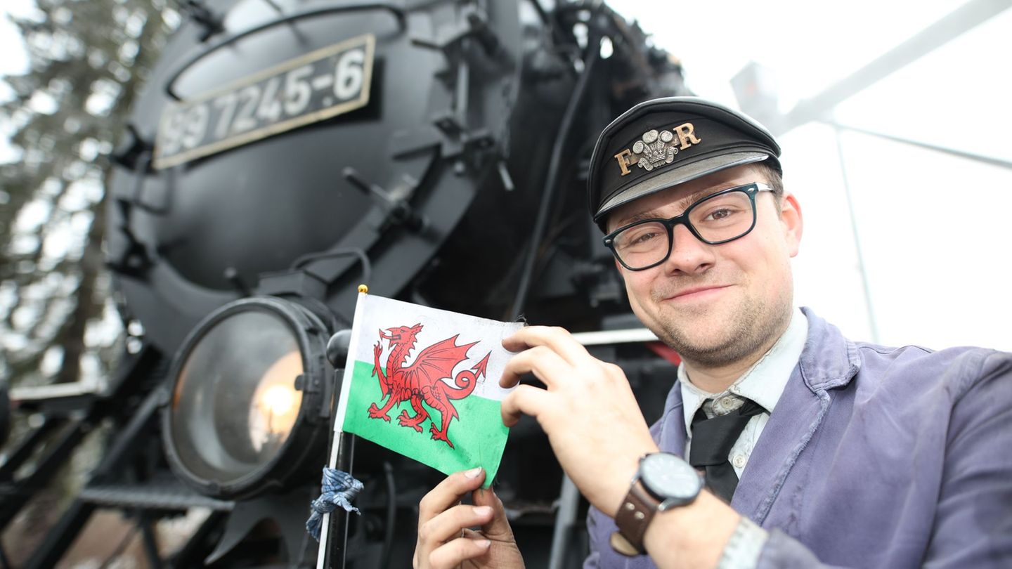 Dampflokheizer Caleb Lovegrove aus Wales ist erneut bei den Harzer Schmalspurbahnen im Einsatz Foto: Matthias Bein/dpa