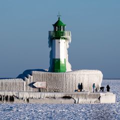 Mole und Leuchtturm in Sassnitz sind aus Sicherheitsgründen gesperrt. Foto: Stefan Sauer/dpa