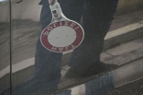 Die Polizei stoppte vier bewaffnete Männer bei der Einreise über die Rheinbrücke. (Archivbild) Foto: Katharina Kausche/dpa