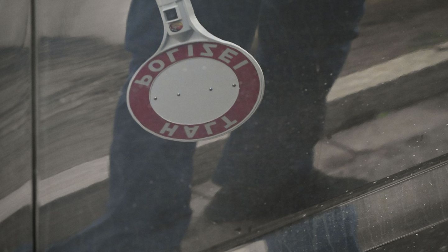 Die Polizei stoppte vier bewaffnete Männer bei der Einreise über die Rheinbrücke. (Archivbild) Foto: Katharina Kausche/dpa