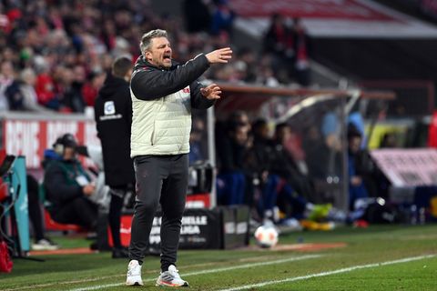 Kölns Trainer Lukas Kwasniok reist mit seiner Mannschaft frühzeitig in Richtung Stuttgart. Foto: Federico Gambarini/dpa