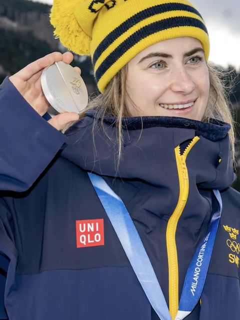 Sportlerin hält zerbrochene Medaille in der Hand