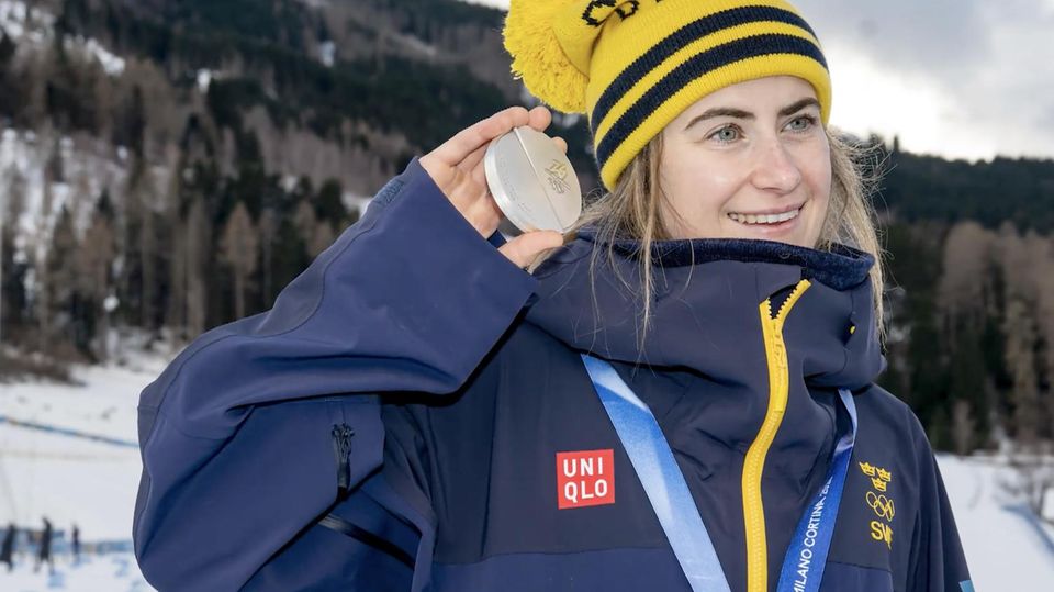 Sportlerin hält zerbrochene Medaille in der Hand
