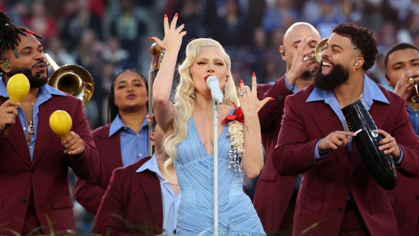 Lady Gaga während ihrer Super-Bowl-Performance.