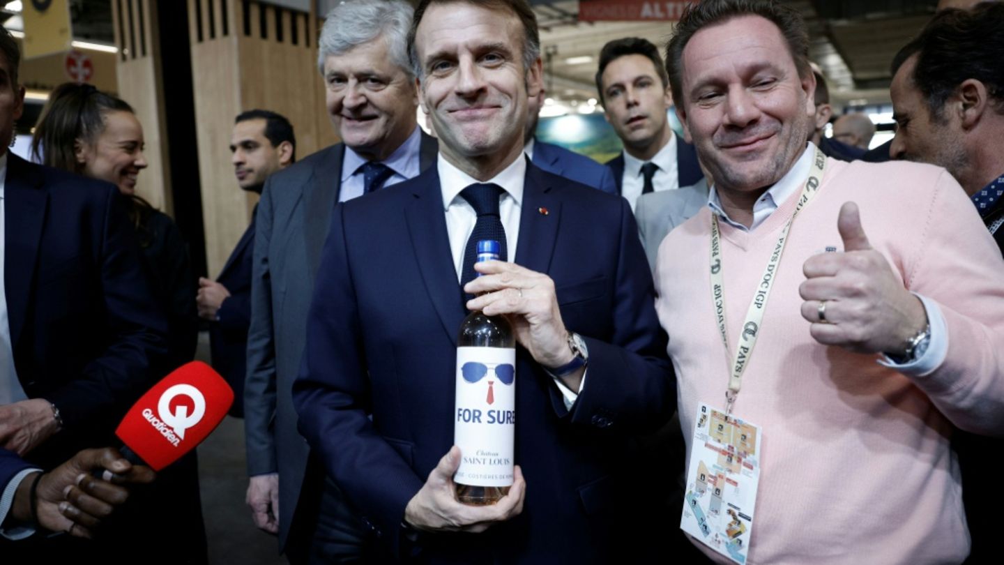 Emmanuel Macron mit Weinflasche
