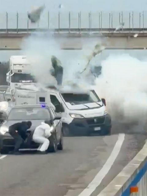 Schüsse auf Autobahn - Räuber sprengen Geldtransporter