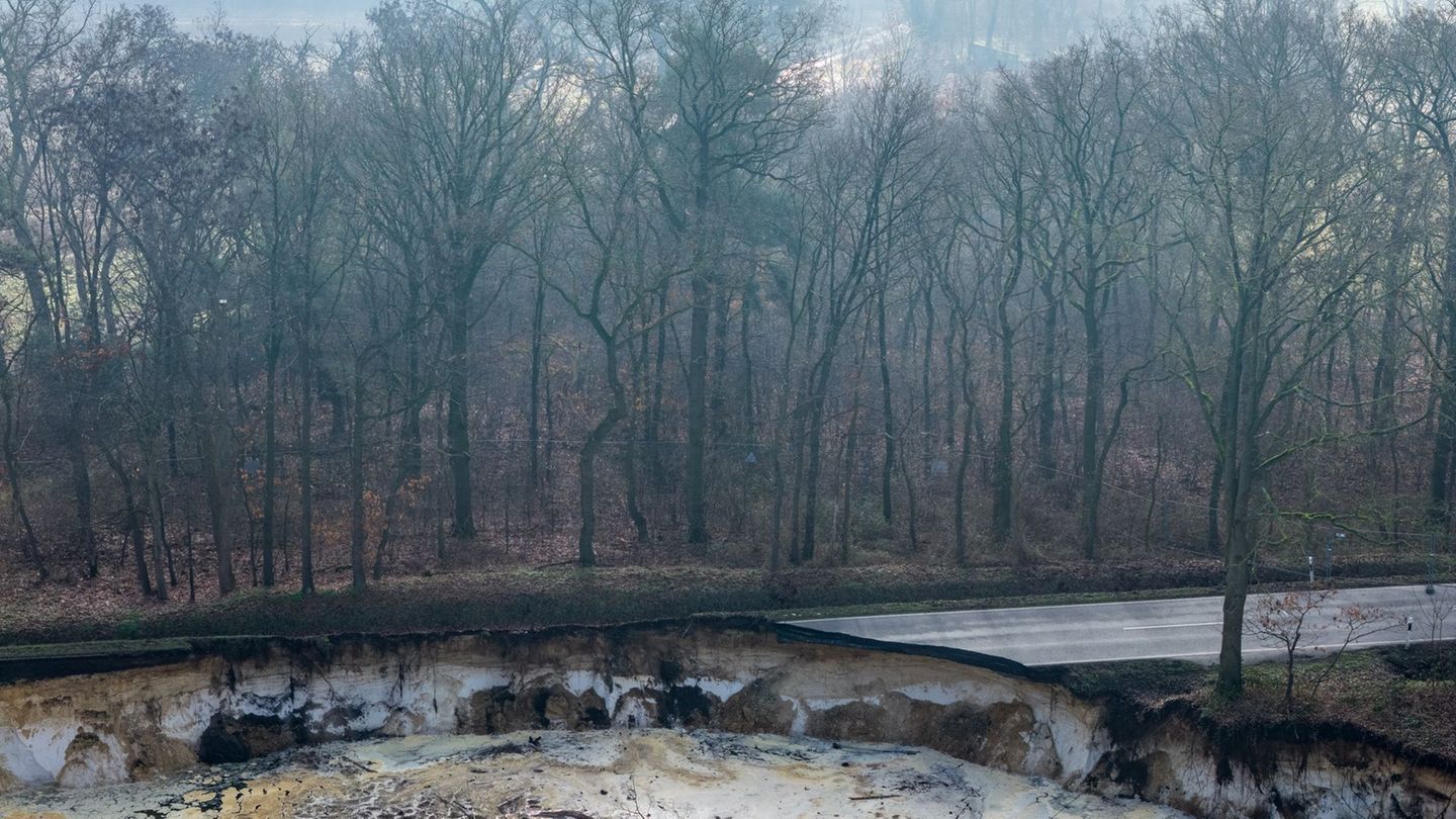 Direkt an einem Baggersee einer Quarzgrube sieht man auf dieser Drohnenaufnahme den abgesackten Bereich einer Straße. (Archivbil