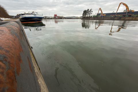 Das Öl ist vermutlich aus einer Buchse an der Antriebswelle ausgetreten. Foto: Daniel Löb/dpa