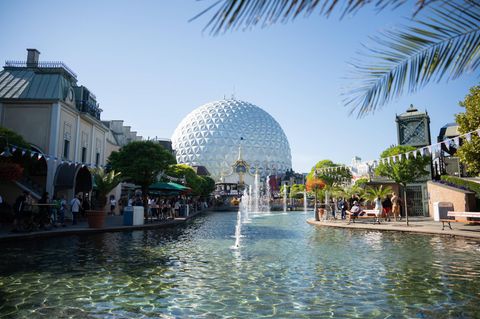 Wasser fällt aus einer Attraktion auf Menschen, die im Wasserpark Rulantica baden
