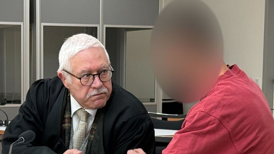 Rulantica-Prozess: Ein Angeklagter (r.) sitzt neben seinem Anwalt Klaus Malek im Gerichtssaal
