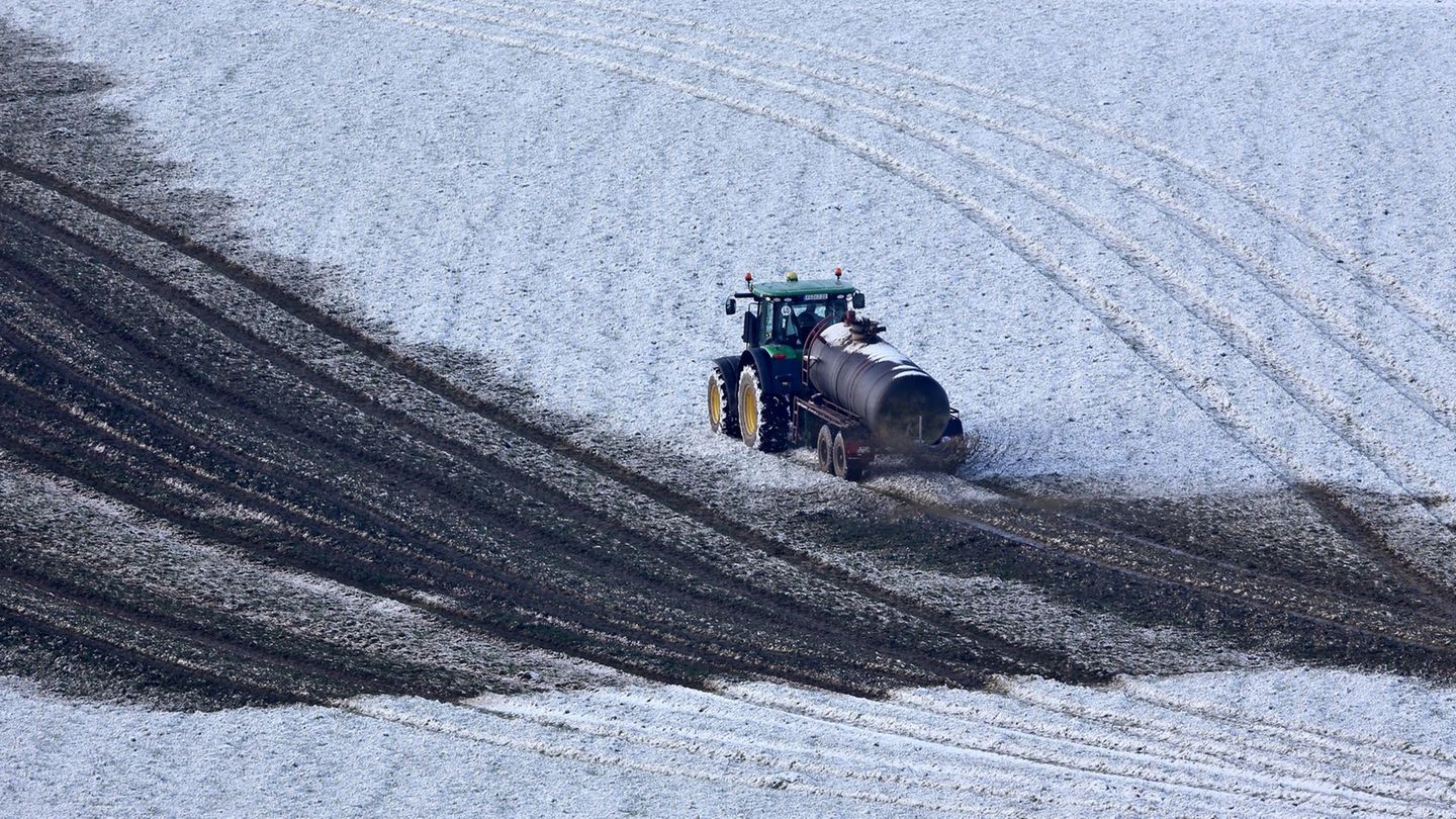 Für die Düngung auf gefrorenem Boden gelten strenge Regeln. (Archivbild) Foto: picture alliance / Jan Woitas/dpa-Zentralbild/dpa