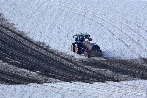 Für die Düngung auf gefrorenem Boden gelten strenge Regeln. (Archivbild) Foto: picture alliance / Jan Woitas/dpa-Zentralbild/dpa