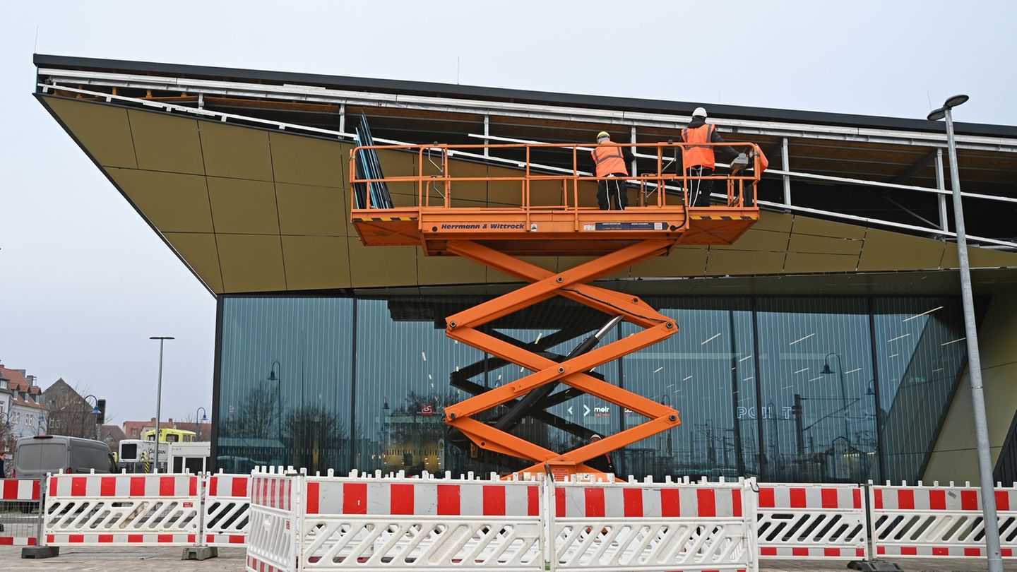 Das Empfangsgebäude des Bahnhofs Bitterfeld wurde erst im Juli vergangenen Jahres eröffnet. Foto: David Hammersen/dpa