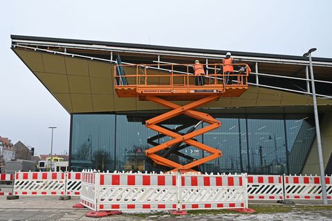 Das Empfangsgebäude des Bahnhofs Bitterfeld wurde erst im Juli vergangenen Jahres eröffnet. Foto: David Hammersen/dpa