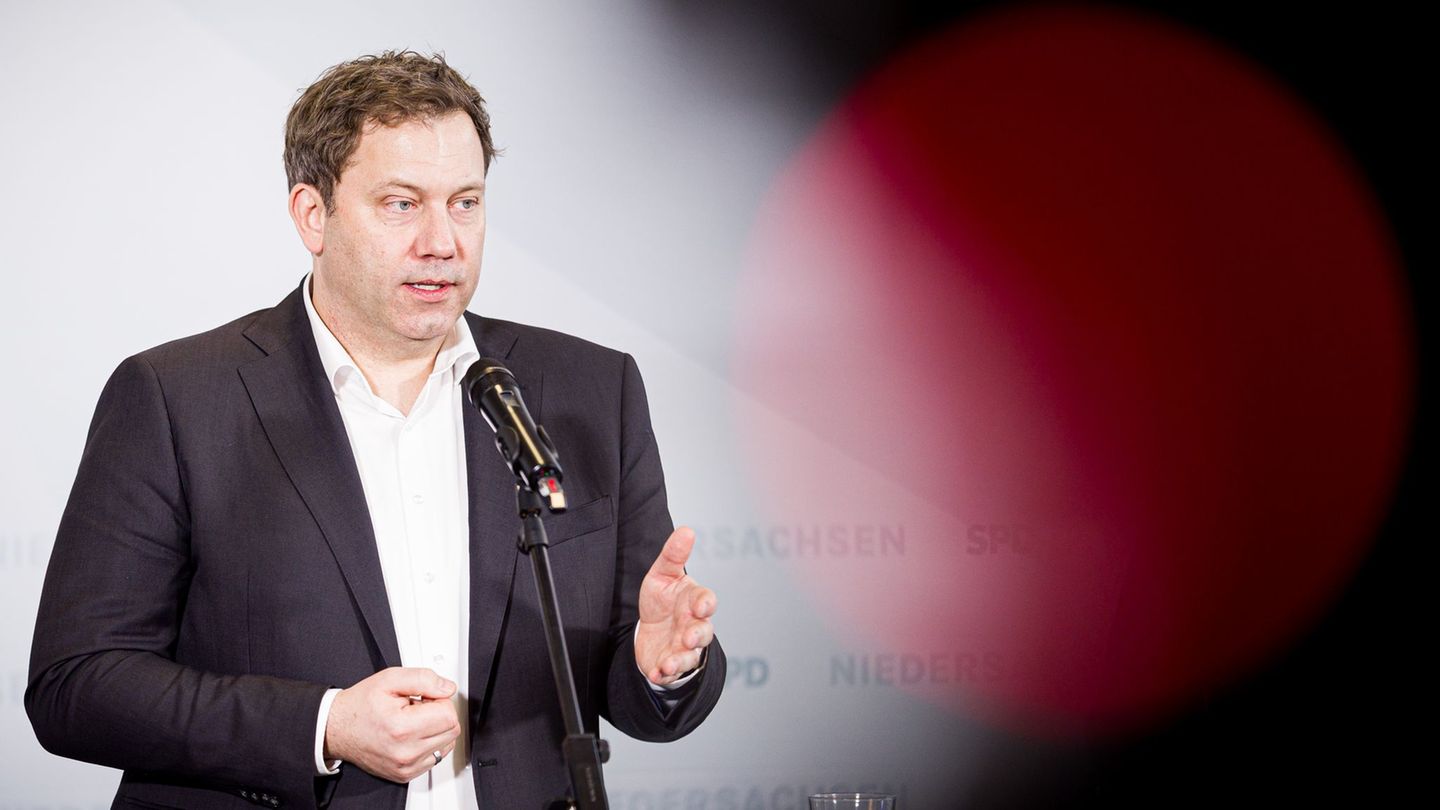 Vizekanzler Klingbeil pocht auf eine grundlegend neue Finanzierung von Gesundheit und Pflege. Foto: Moritz Frankenberg/dpa