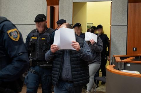 Die Angeklagten werden von Justizbeamten in das Landgericht geführt