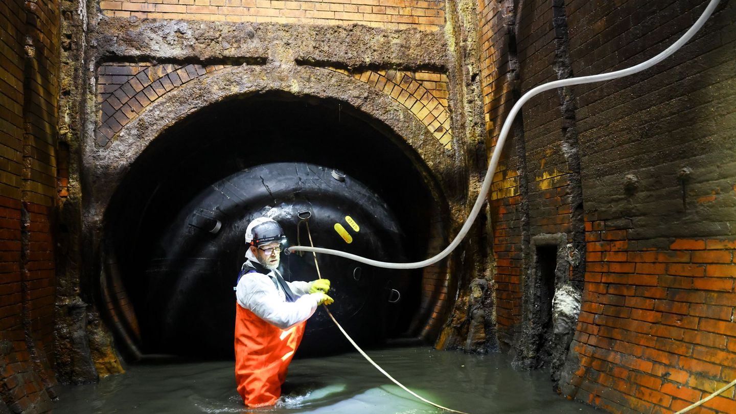 Wie ein perfekter Korken dichtet das aufgeblasene Luftkissen ein Abwassersiel unter der Hamburger Hafenstraße ab. Foto: Christia
