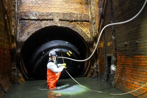 Wie ein perfekter Korken dichtet das aufgeblasene Luftkissen ein Abwassersiel unter der Hamburger Hafenstraße ab. Foto: Christia