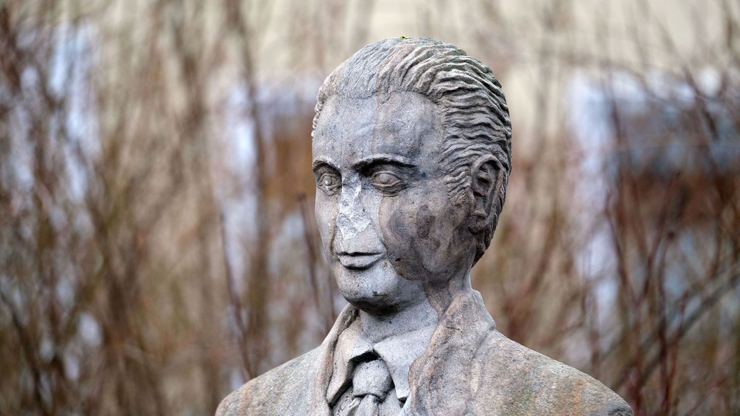 Der Statue von Oskar Schindler fehlt eine Nase. Foto: Christian Gossmann/dpa
