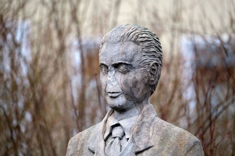 Der Statue von Oskar Schindler fehlt eine Nase. Foto: Christian Gossmann/dpa