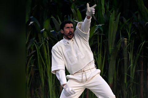 Bad Bunny platzierte politische Botschaften in seiner Super-Bowl-Performance.