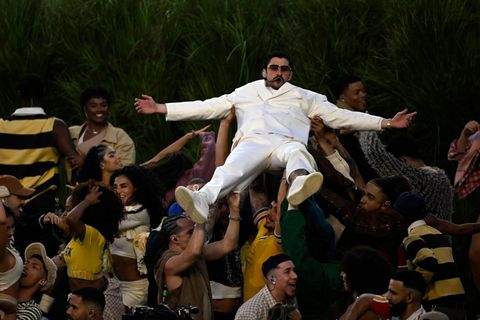 Bad Bunny springt während der Halbzeit-Show in die Menge