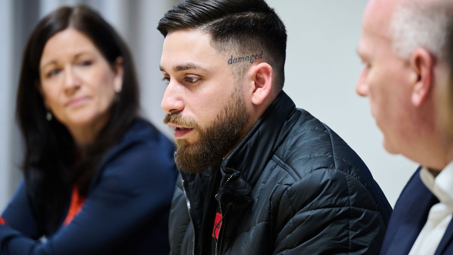 Can Sürücü (M), will an seine am 7. Februar 2005 ermordete Mutter Hatun Sürücü erinnern. Foto: Annette Riedl/dpa