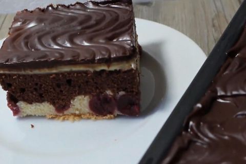 Ein Stück Donauwelle auf einem weißen Teller