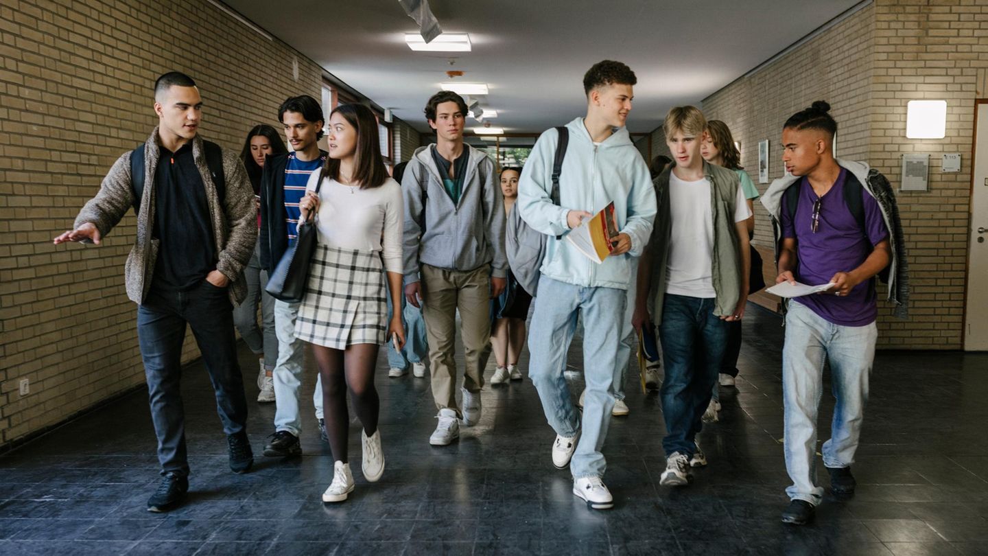 Bildung: Realschul-Lehrer: "Ich könnte jeden Tag 50 Handys einkassieren"