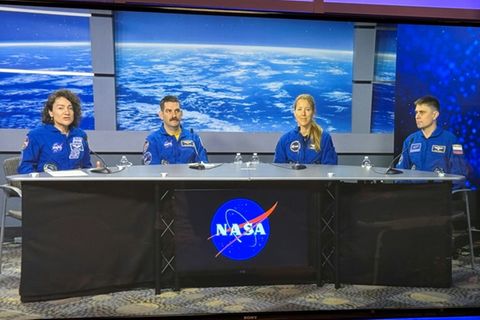 Raumfahrer bei Pressekonferenz vor geplantem Start