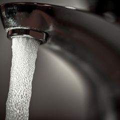 Im Wasserwerk Eggesin hätten Kontrollen Enterokokken im Trinkwasser nachgewiesen. (Symbolbild) Foto: Felix Kästle/dpa