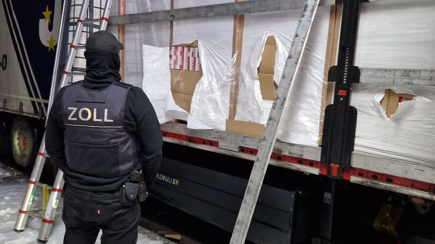 Ein Zöllner steht vor einem mit Zigaretten beladenem Lkw. Foto: Zoll Hannover/dpa