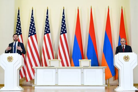 Vance (l.) und Paschinjan bei ihrer Pressekonferenz