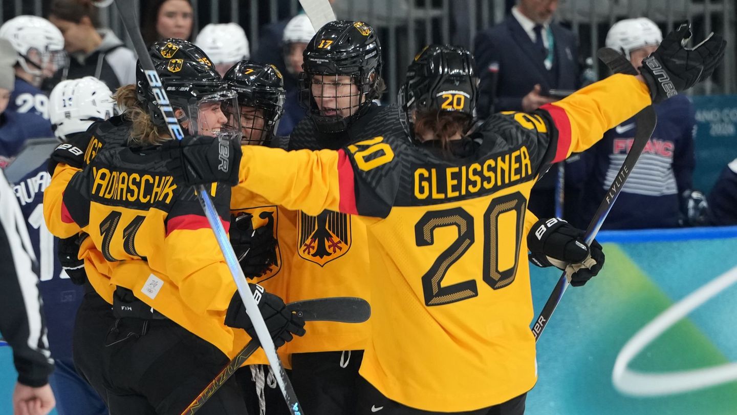 Gute Laune: Das DEB-Team um Kapitänin Daria Gleißner feiert Torschützin Laura Kluge nach dem 1:0. Foto: Carolyn Kaster/AP/dpa