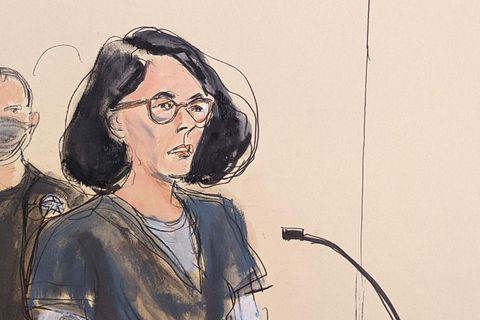 Eine Gerichtszeichnung zeigt Ghislaine Maxwell im Jahr 2022, während sie vor der Urteilsverkündung in New York aussagt