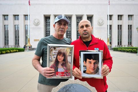 Betroffene Eltern mit Fotos ihrer Kinder in Los Angeles